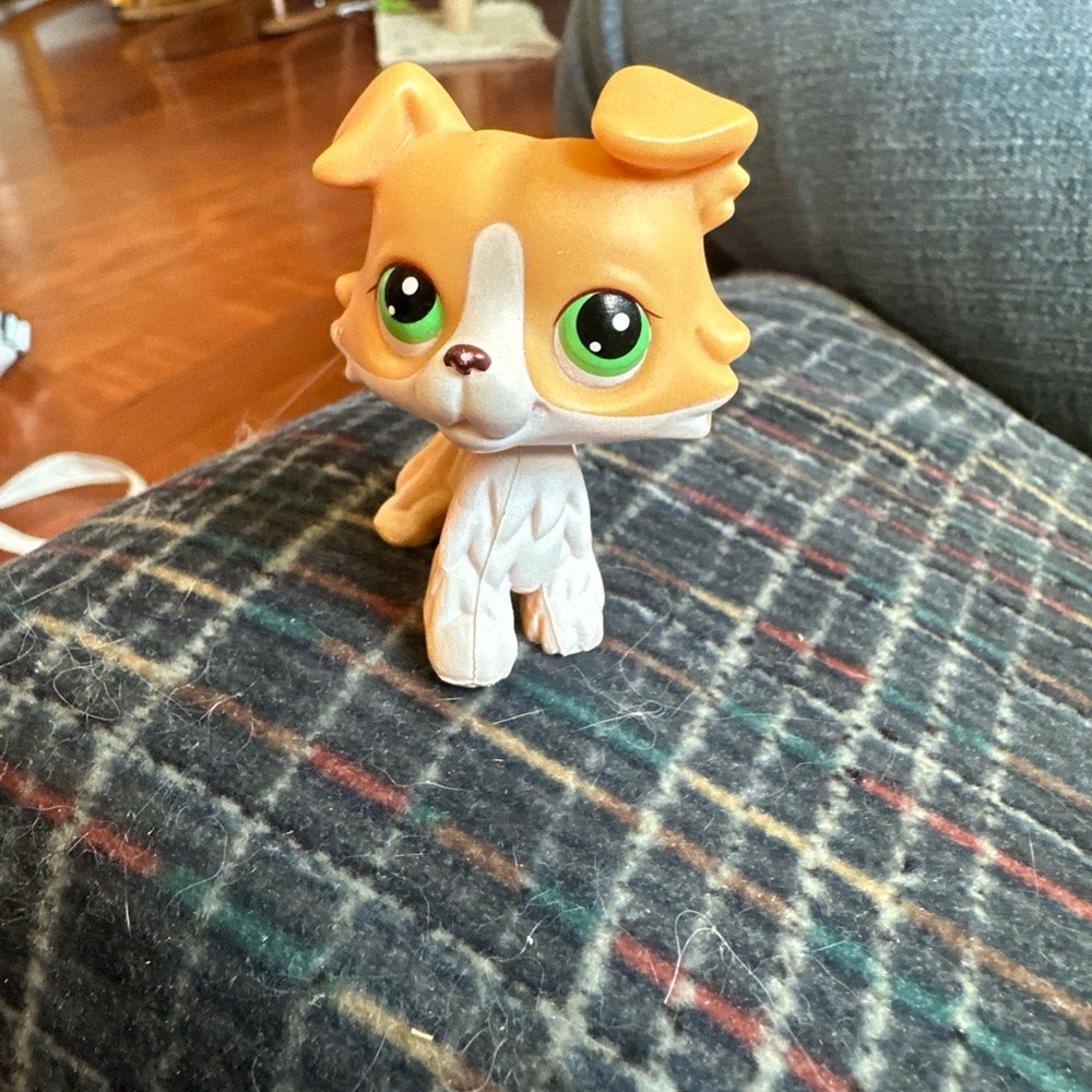 Littlest Pet Shop Orange and White Dog with Green Eyes